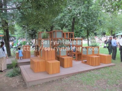 立方体の木箱で作った本棚兼遊具施設