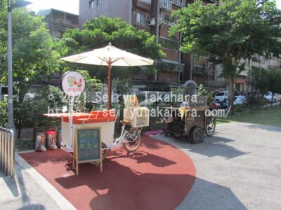 吳思瑤立法委員がお茶を振る舞う際に使うGo Go Bar（左）。右は移動販売のお菓子の屋台