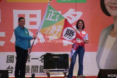 民進党の卓榮泰主席（左）、吳思瑤立法委員（右）
