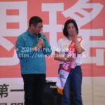 民進党の卓榮泰首席（左）の応援を受ける吳思瑤立法委員（右）