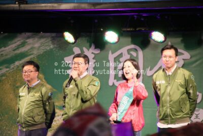 （左から）民進党の羅文嘉秘書長、卓榮泰首席、吳思瑤立法委員、林飛訪副秘書長